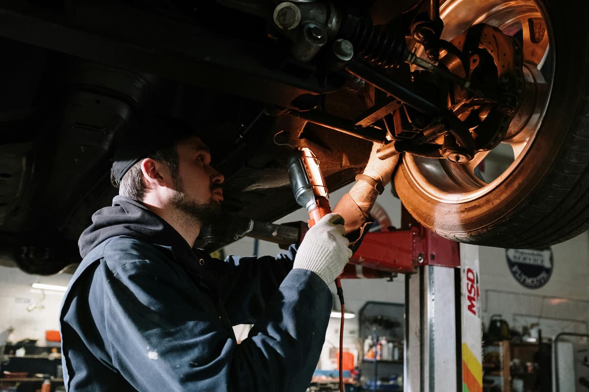 Mechaniker bei der Arbeit